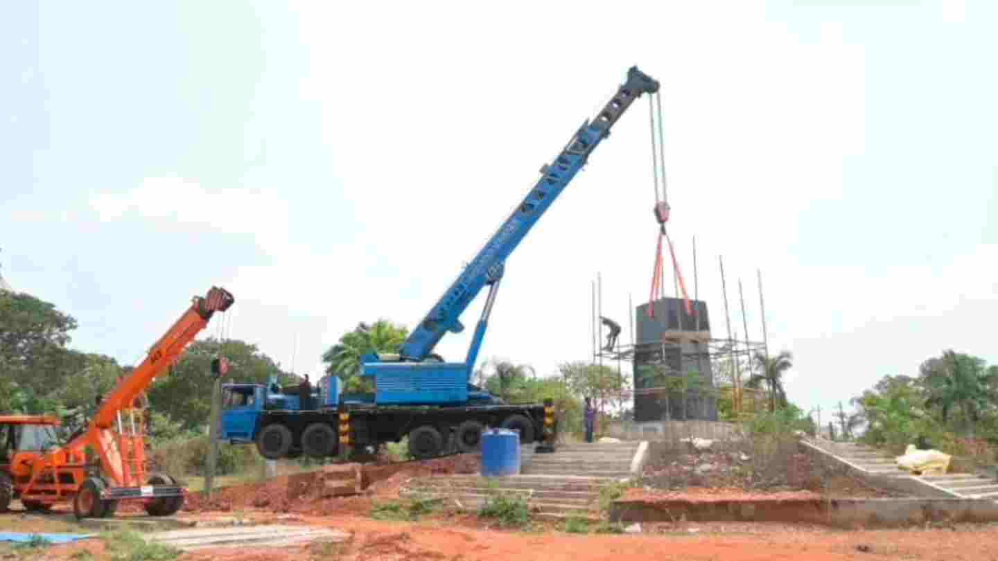 war statue construction