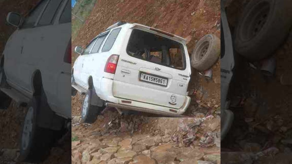 driver loses control car overturns 8 people injured