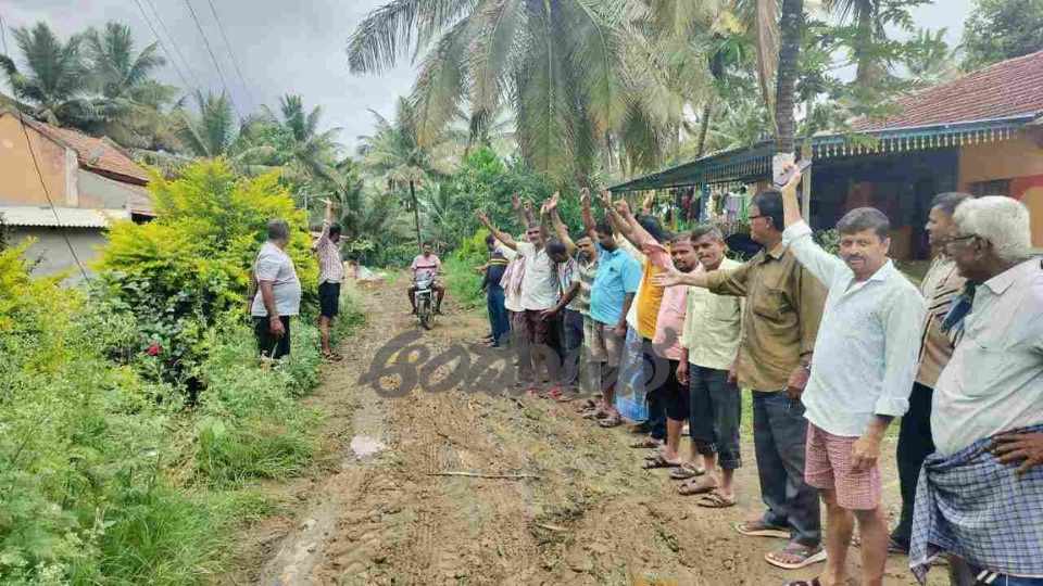 Kikkeri: Roads Turn Into Mud Fields Villagers Protest Demanding Road Development