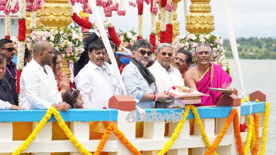 CM siddaramaiah and dk shivakumar offer bagina to pledge Kabini reservoir