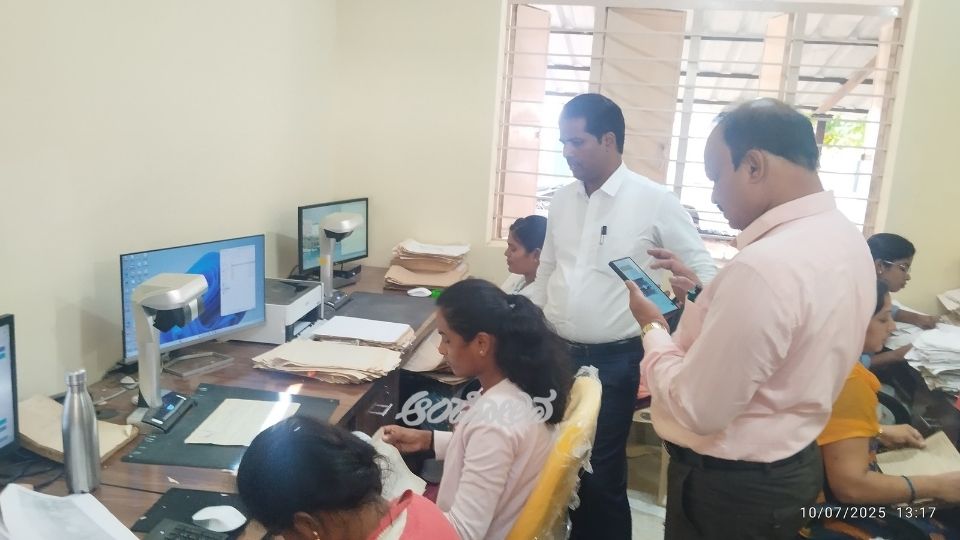 Deputy Commissioner makes surprise visit to Pandavapura Taluk office