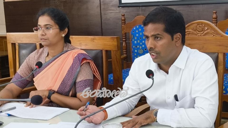 District Collector instructs to expedite crop survey