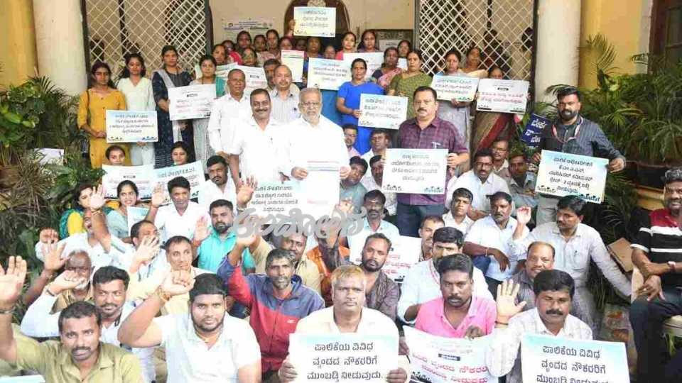 GT devegowda supports the strike of municipal employees