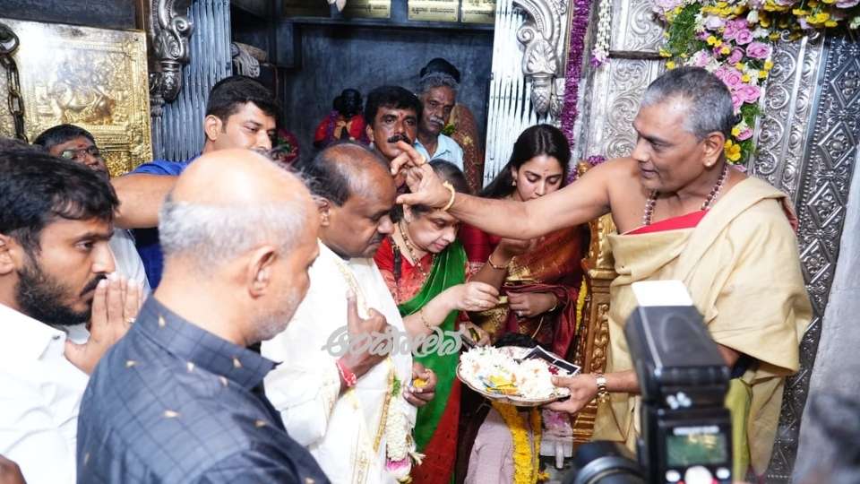 HD Kumaraswamy visits Chamundeshwari Temple