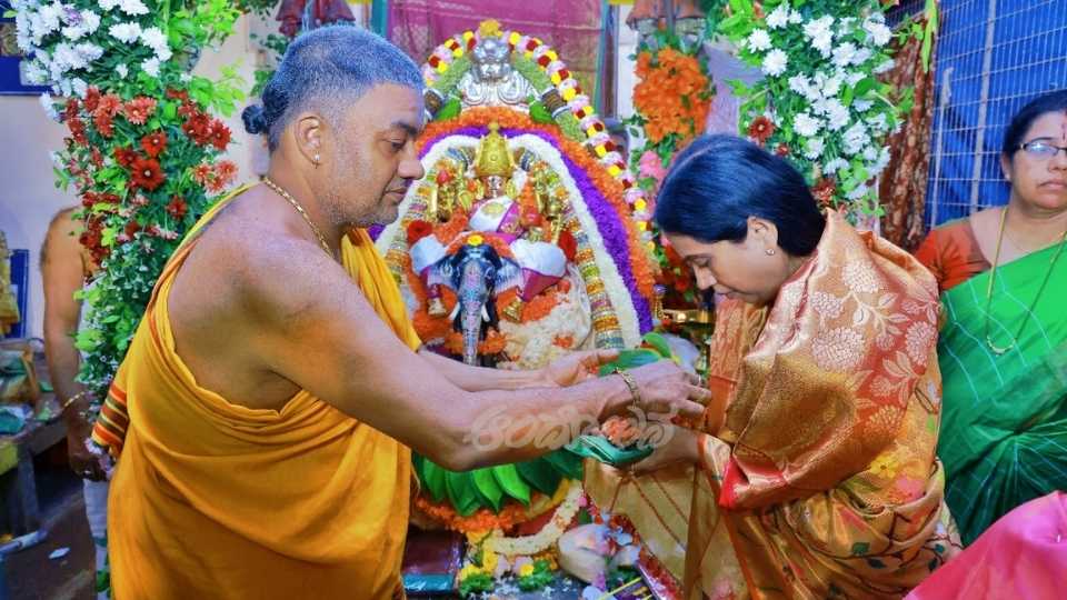 Lakshmi Hebbalkar visits Chamundeshwari with her family