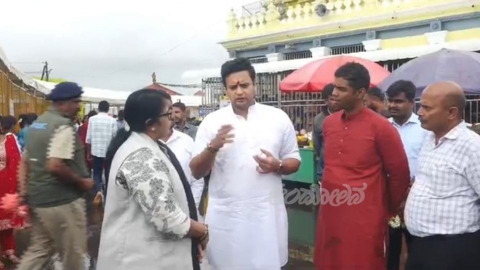 MP Yaduveer Wodeyar visits Chamundi Hills