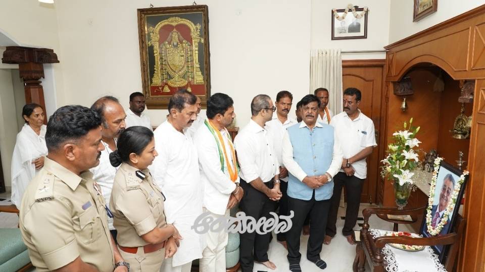 Minister H.C. Mahadevappa visits K.B. Ganapathy's residence