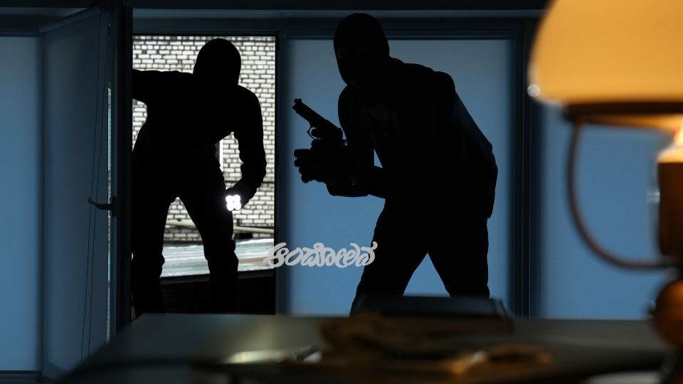 Thieves stole gold and cash by breaking the door lock