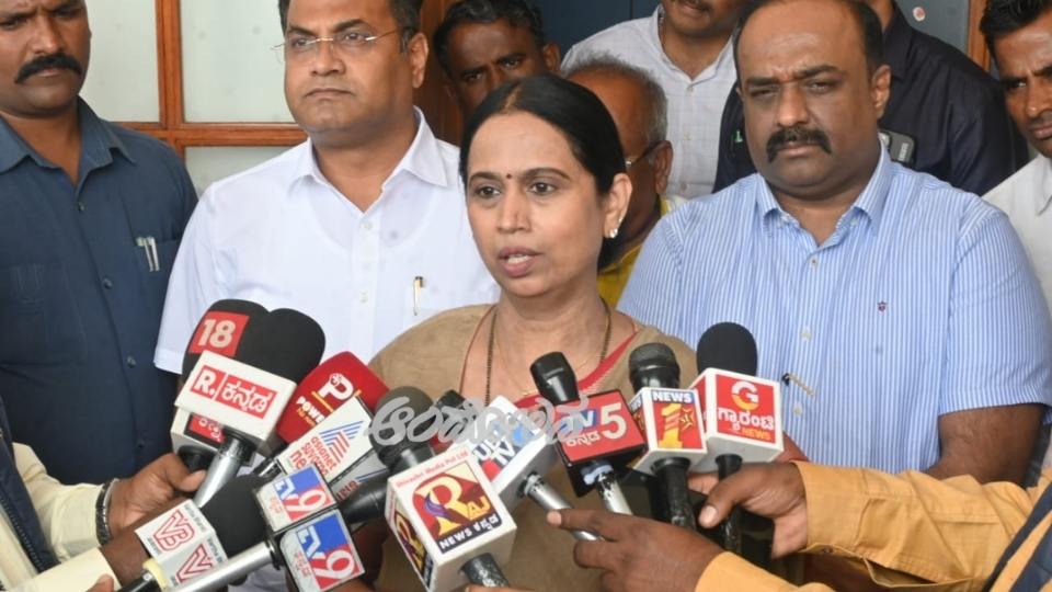 BJP's job is to abuse women: Minister Lakshmi Hebbalkar attacks MLC Ravi Kumar
