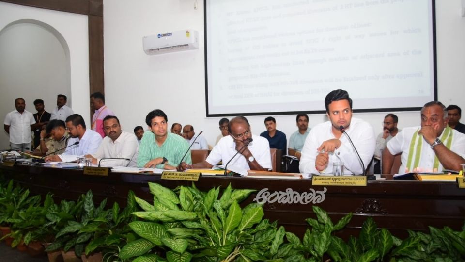 MP Yaduveer Schools the Officials