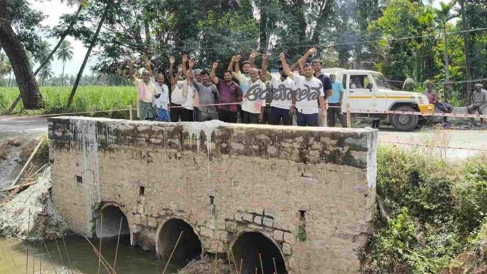 Mandya | Villagers protest against patchwork on the bridge.
